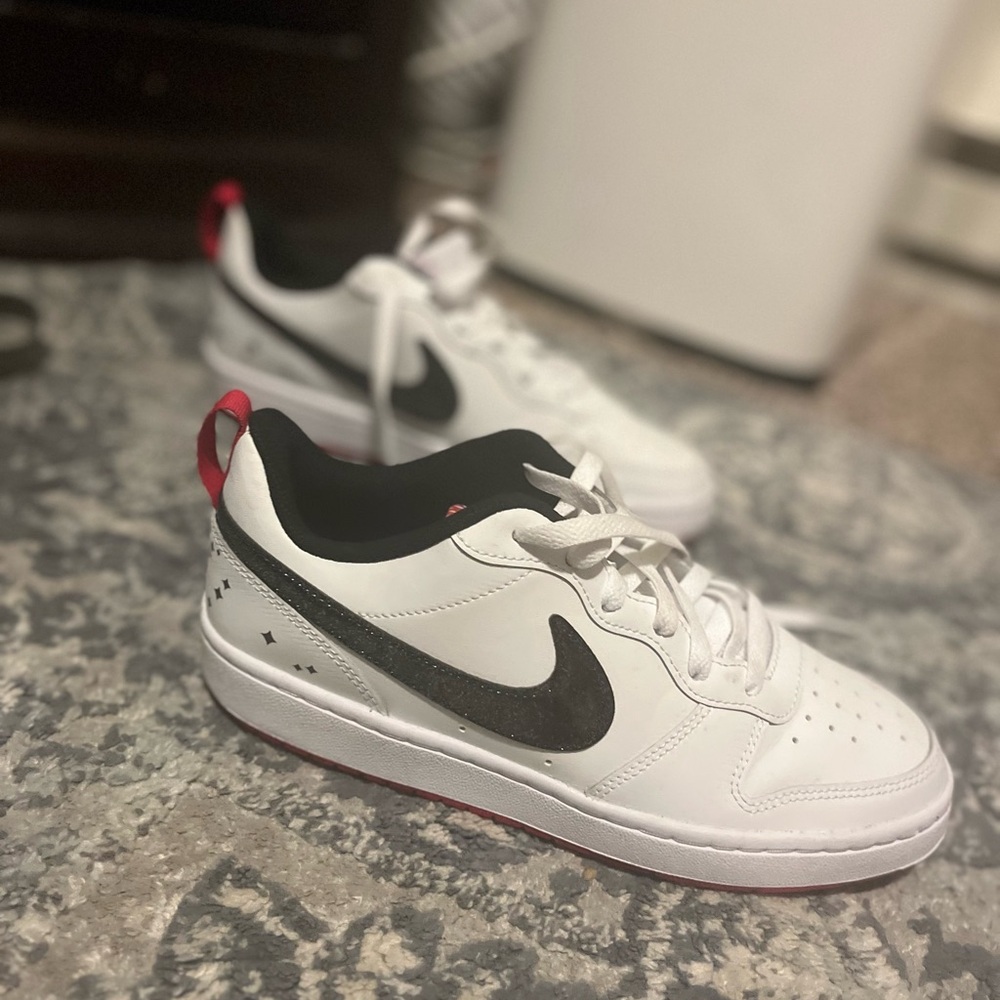 BRAND NEW Nike Court Borough 2SE in size 7y